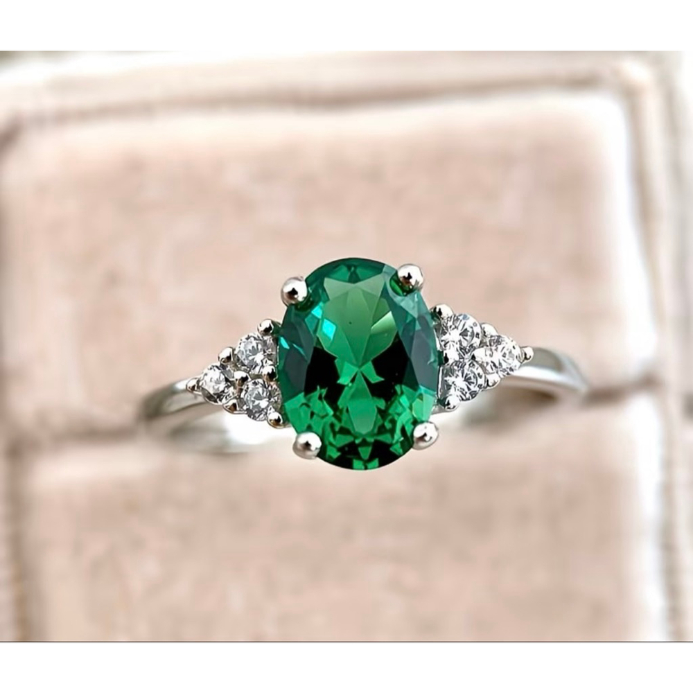 Emerald-Green Oval Gemstone Ring with Sparkling Side Accents – Classic Three-Sto